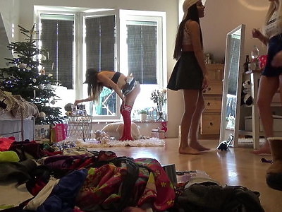 starszy facet dobiera się do młodej cipeczki