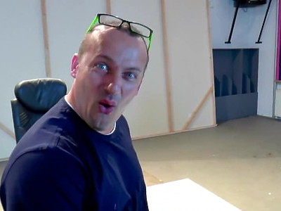 nastolatka myje swoje cycuszki