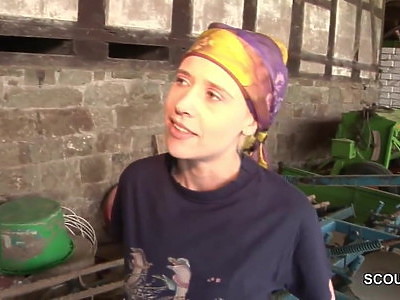 nastolatka ma zapięte pasy i ciągnie mu w aucie