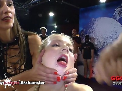 nastolatka z przebitymi sutkami ssie pod stołem