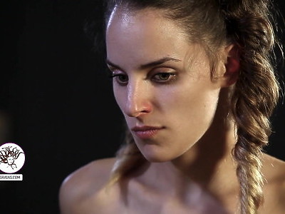 młoda nastolatka z pięknym biustem