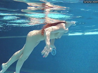 dziewica wije się na fotelu