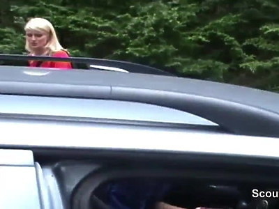 super amatorka zabawia się solo przy łóżku