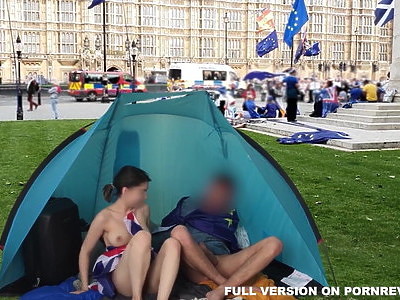 piękna dziewica ujeżdża kolegę