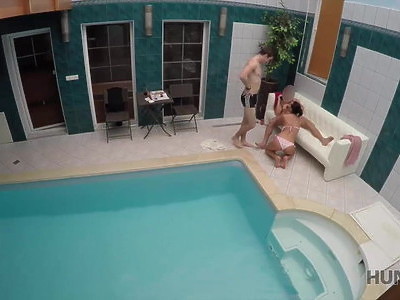 uczennica z tatuażem na plecach ujeżdża penisa