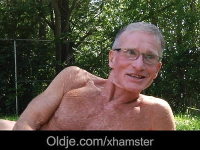 nastolatka tylko się wypina a on robi swoje