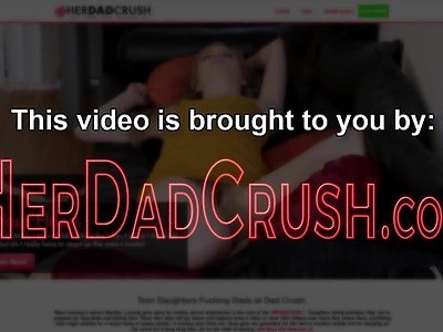 nastolatka z wielką dupką ma kutasa między pośladami