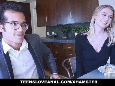 ruda nastolatka siada na długim dildo