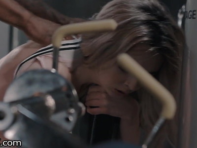 młoda pada na kolana do miecza