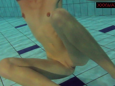 młoda niunia ze sperma na buzi