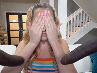 uczennica z małym azjatą