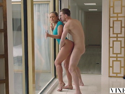 nastolatka płaci swoje długi w naturze