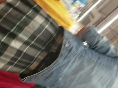 ładna młoda sąsiadka daje sobie z palca