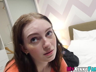 nastolatka pogryza wielkiego chłopa