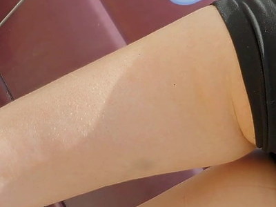 nastolatka w czarnej skórze ma głębokie gardło