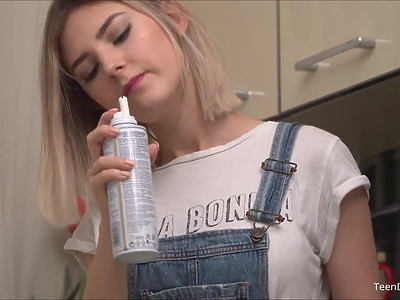 nastolatka słodko porusza dupcią