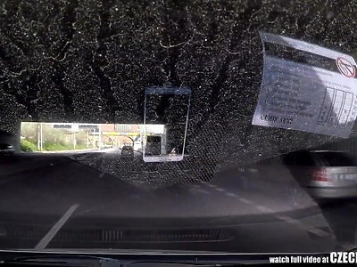 blond nastolatka z małym biustem lubi czekoladowe członki