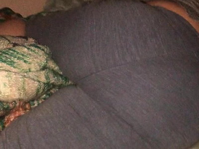 blada nastolatka lubi wypinać swą pupcię na łyżeczkę