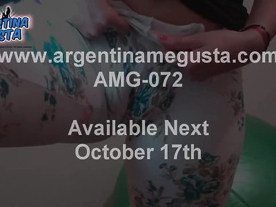 nastolatka zabawia się przed cam