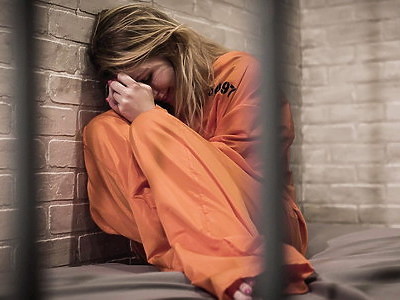 młoda nastolatka obrabia mu pałeczkę