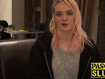 słodka nastolatka słodko liże grzybka