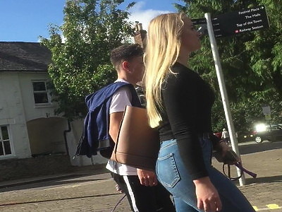 nastolatka ssie pałkę w sekretnym pomieszczeniu