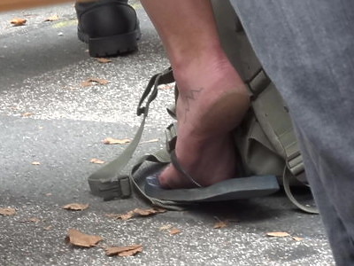 młoda dziewczyna na polnej drodze