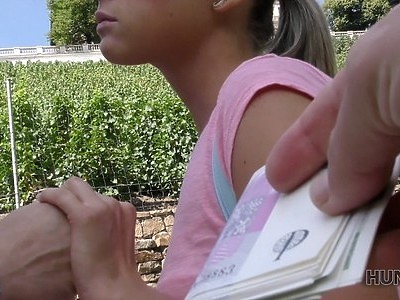 amatorka bierze fiuta do ust