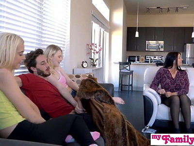 słodka nastolatka ma w ustach dużego kutaska