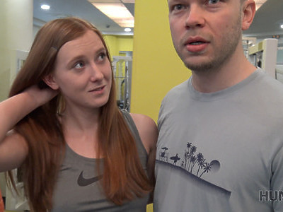 ruda śliska nastolatka jest nadziana na dwie gumowe zabawki