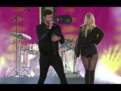 młoda blondynka chętnie się rozbiera