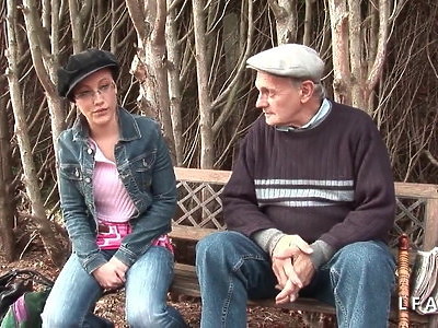 czarnowłosa laska zabawia się z tatuśkiem