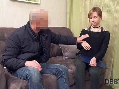 orientalna nastolatka liże niewielkie fiuty