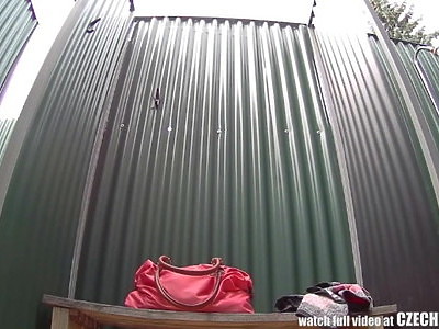 ruda dziewica pieści swoją szparkę