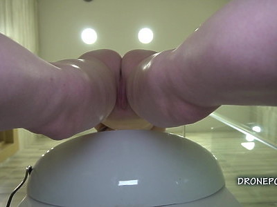 chwyta czarnowłosą laską za zgrabne dupsko