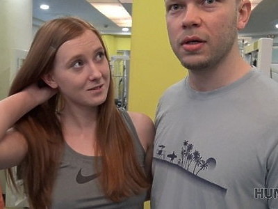 dzika amatorka pozuje na łóżku