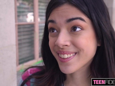 młoda nastolatka ściąga ciuszki