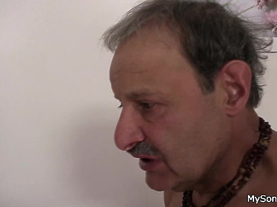 ciężarna nastolatka pali fajkę podczas seksu