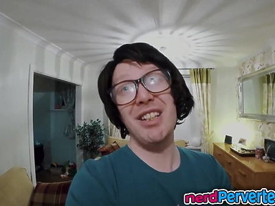 nastolatka chce się zabawić ze swoim wibrusem