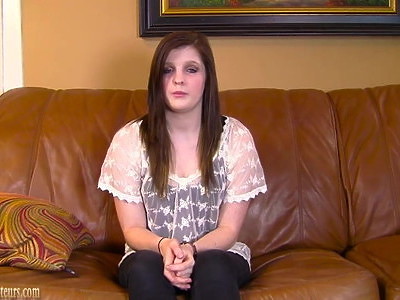 płaska brunetka podskakuje na kutasie