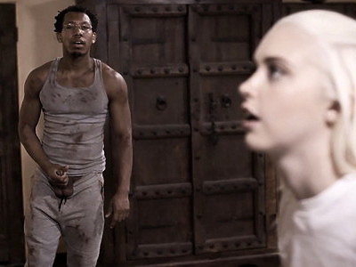 bardzo cycata nastolatka na łóżeczku