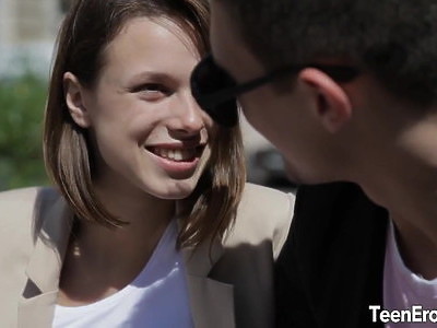 nastolatka z naoliwiona dupką lubi seksik od tylca