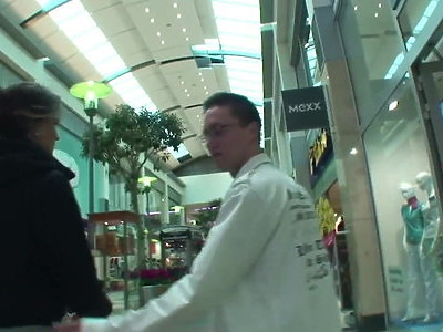 dwie nastolatki w bikini pozują do sesji