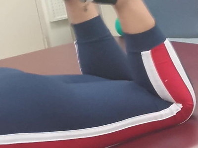 blond nastolatka na skórzanej sofie