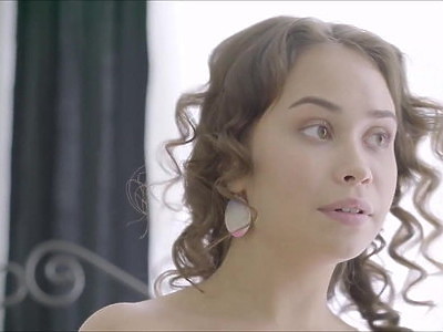 seksowna nastolatka pozuje w plenerze