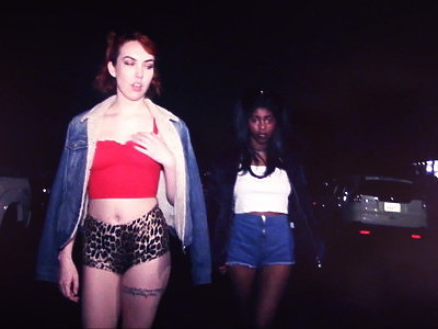 facet z nieskromnymi nastolatkami