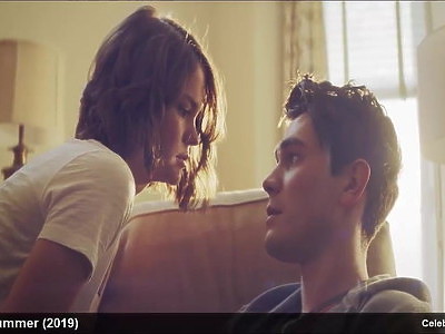 wysportowana nastolatka pod prysznicem