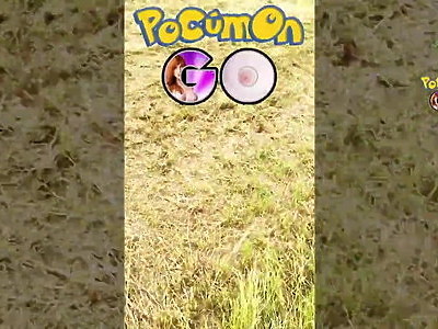 nastolatka rozkłada nogi i pięści się seks zabawką