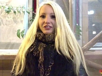 nastolatka dogadza sobie na kanapie