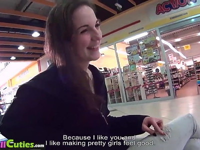 seks w laską która ma zasłonięte oczy